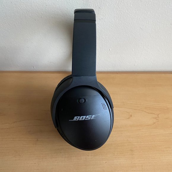 Bose QuietComfort 35 Noise Cancelling Headphones - Picture 9 of 13